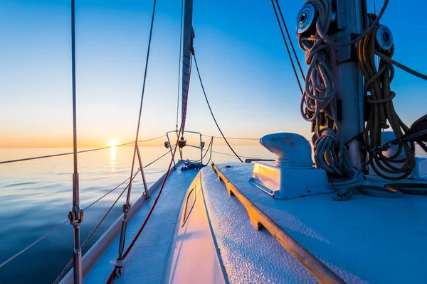 Agua Tranquila Yate Blanco Navegando Atardecer Una Vista Desde Cubierta — Foto de Stock