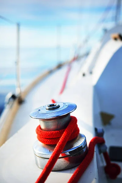 Yacht Bianco Vela Tramonto Primo Piano Con Argano Rosso Onde — Foto Stock