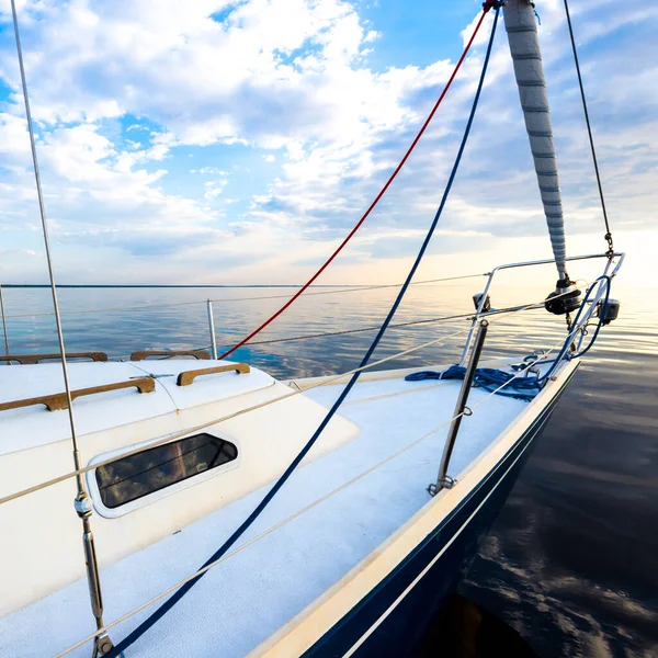 White Yacht Sailing Still Water Sunset View Deck Bow Mast — Stock Photo, Image