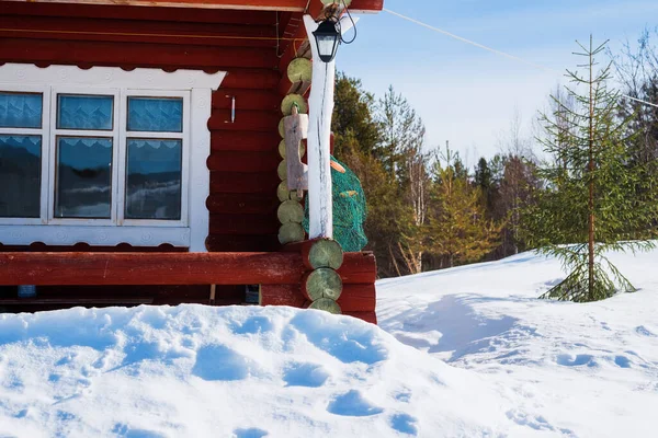 Oud Rood Houten Huis Besneeuwde Heuvel Close Dennenbos Achtergrond Mensen — Stockfoto