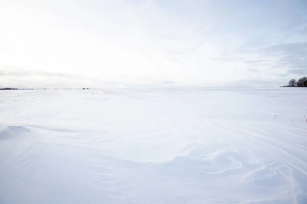 Panoramiczny Widok Puste Pole Pokryte Śniegiem Zachodzie Słońca Wieczorne Chmury — Zdjęcie stockowe