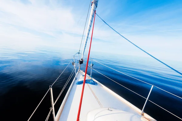 Sloop Blanc Gréé Yacht Naviguant Dans Une Mer Baltique Ouverte — Photo