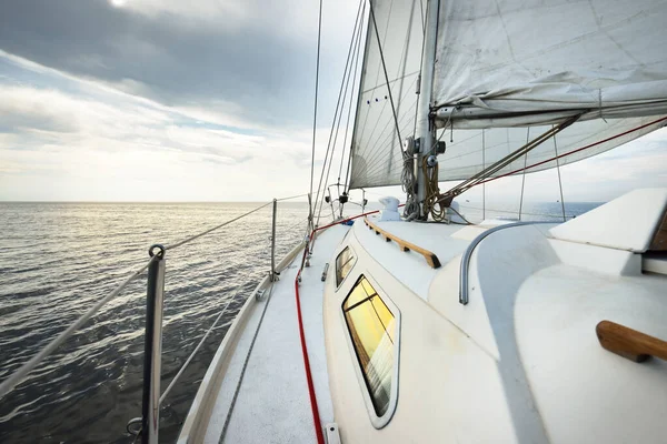 Sloop Branco Velejar Iate Manipulado Perto Costa Maine Southwest Harbor — Fotografia de Stock