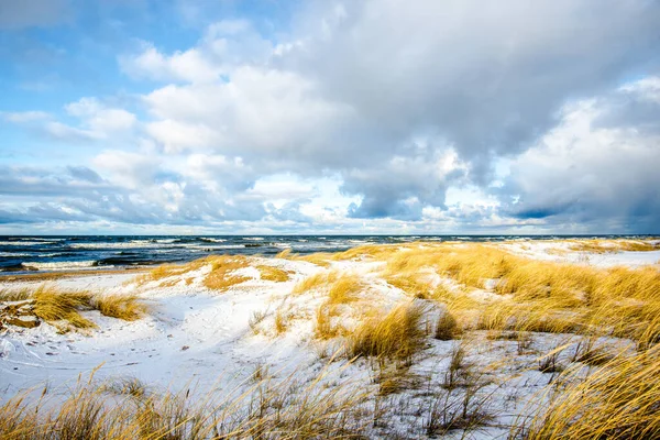 Заснеженное Побережье Солнечный Зимний День Холодные Бурные Волны Облака Над — стоковое фото