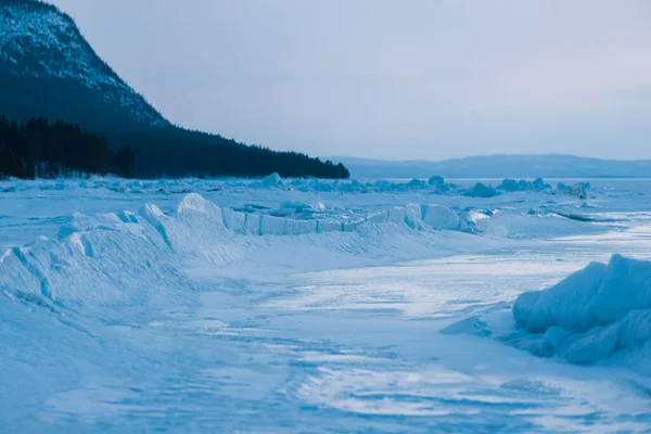 Cresta Presión Hielo Bahía Kandalaksha Atardecer Nubes Noche Coloridas Montañas — Foto de Stock