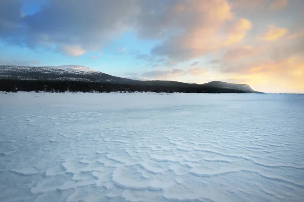 Cresta Presión Hielo Bahía Kandalaksha Atardecer Nubes Noche Coloridas Montañas —  Fotos de Stock