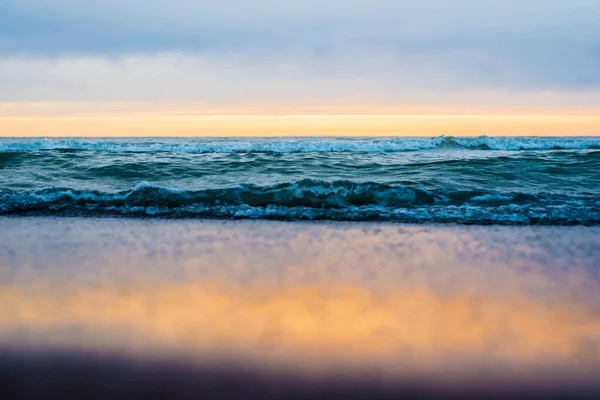 Colorido Atardecer Verano Olas Nubes Bretaña Francia — Foto de Stock