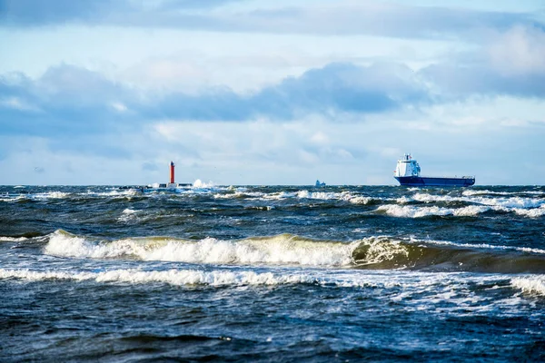 Maják Proti Bouřlivé Modré Obloze Baltské Moře Lotyšsko — Stock fotografie