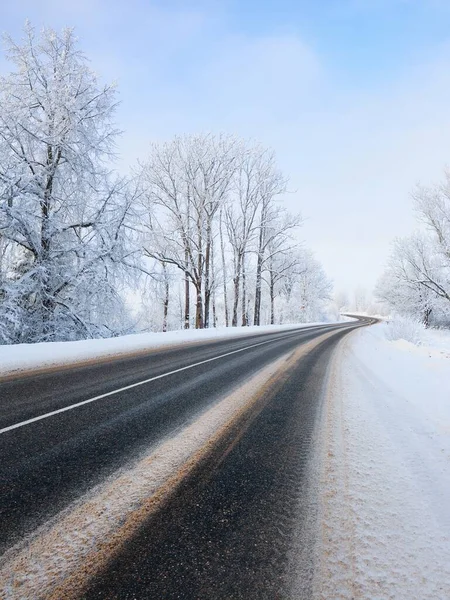꼬불꼬불 모양의 도로가 눈덮인 마을을 지나고 크리스마스 출퇴근 — 스톡 사진