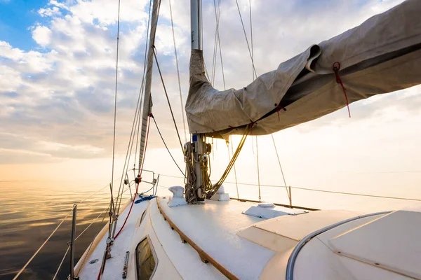 Yacht Blanc Naviguant Dans Une Eau Calme Coucher Soleil Une — Photo