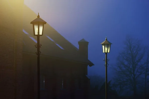 Nebbia Mattutina Muro Del Castello Lampione Primo Piano Jaunmoku Pils — Foto Stock