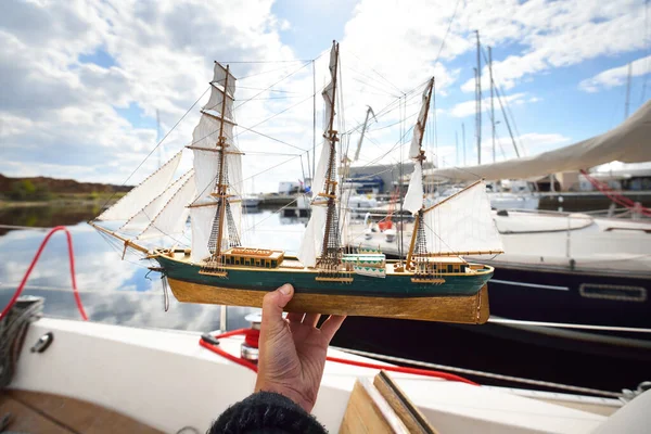 Skala Modell Ett Segelfartyg Närbild Yachter Bakgrunden — Stockfoto