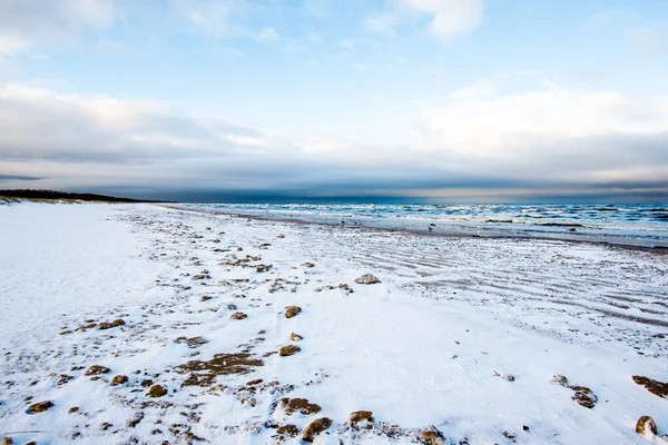Widok Pokryte Śniegiem Wybrzeże Bałtyk Zachodzie Słońca Jasne Błękitne Niebo — Zdjęcie stockowe