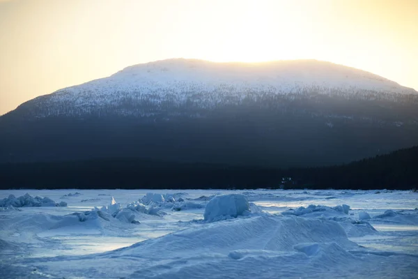 Eisdruckkamm Der Kandalaksha Bucht Bei Sonnenuntergang Bunte Abendwolken Hintergrund Berge — Stockfoto