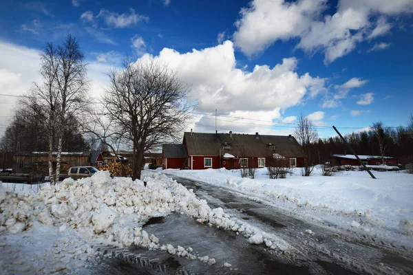 Näkymä Pieni Kylä Jossa Punainen Puinen Maalaismainen Taloa Lumi Ajelehtii — kuvapankkivalokuva