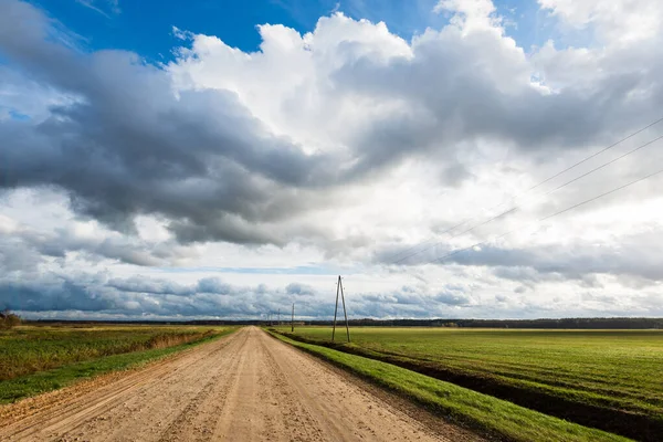 Outono Nuvens Tempestade Acima Estrada Terra Vazia Campos Agrícolas Floresta — Fotografia de Stock