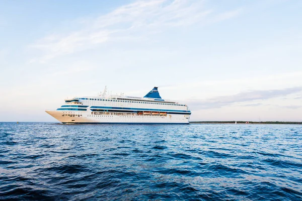 Großes Weißes Kreuzfahrtschiff Passagierschiff Der Rigaer Bucht Der Ostsee Bei — Stockfoto