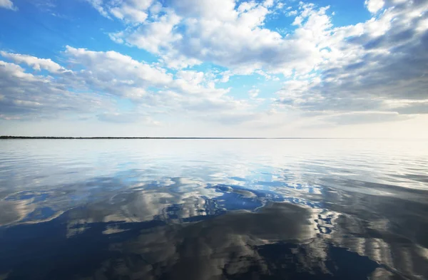 春天的海景平静的水 波罗的海上空美丽多彩的落日 拉脱维亚 — 图库照片