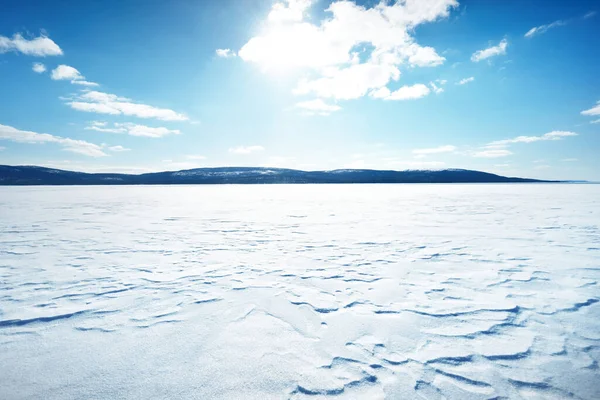 Vista Panoramica Sul Lago Ghiacciato Montagne Innevate Foreste Conifere Sullo — Foto Stock