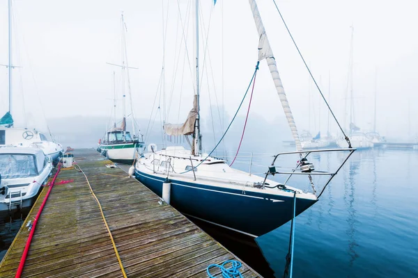 Brouillard Matinal Une Vue Yacht Club Des Voiliers Gros Plan — Photo