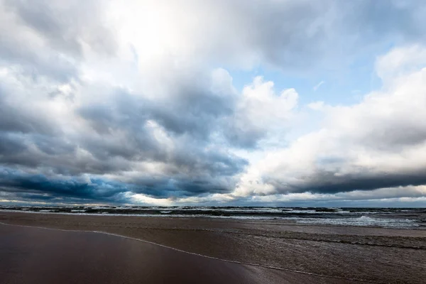 Sonbahar Denizin Üstünde Fırtına Bulutları Dalgalar Sıçramaları Sıcak Akşam Güneşi — Stok fotoğraf