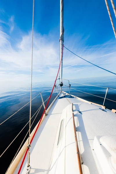 Білий Шлюп Розігнав Яхту Відкритому Балтійському Морі Ясний Сонячний День — стокове фото