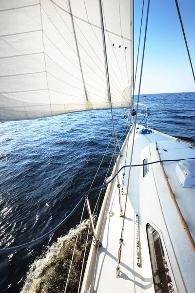 白色游艇在晴朗的晴天航行 从甲板到船头和船帆的近景 浪花和水花四溅 法国布列塔尼 — 图库照片