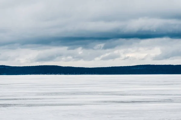 Vinterlandskap Utsikt Över Den Frusna Snötäckta Sjön Skog Bakgrunden Stormiga — Stockfoto