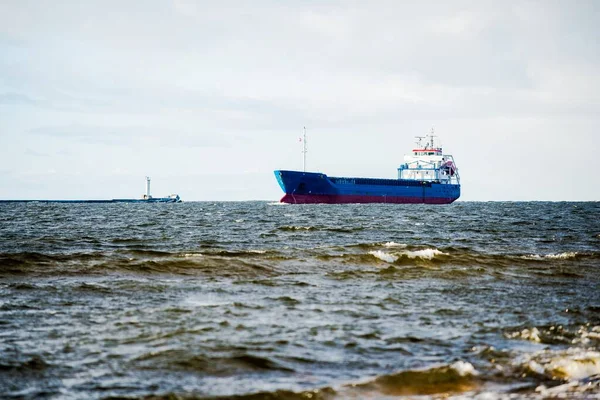 Grande Navio Carga Azul Mar Báltico Ondas Nuvens Tempestuosas Mar — Fotografia de Stock