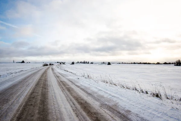 Una Strada Attraverso Campi Innevati Tramonto Giornata Invernale Soleggiata — Foto Stock