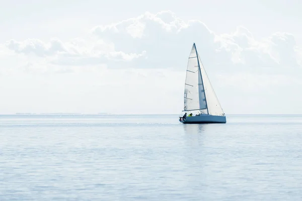 Biały Sloop Sfałszował Nowoczesny Jacht Pływający Morzu Śródziemnym Słoneczny Dzień — Zdjęcie stockowe