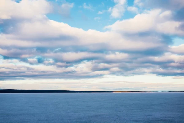 Winterlandschap Uitzicht Het Bevroren Besneeuwde Meer Bij Zonsondergang Bos Achtergrond — Stockfoto
