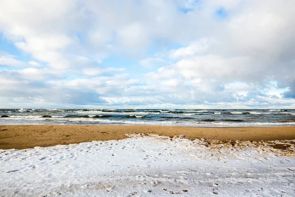 北の海 オランダの冷たい嵐の波と雲 — ストック写真