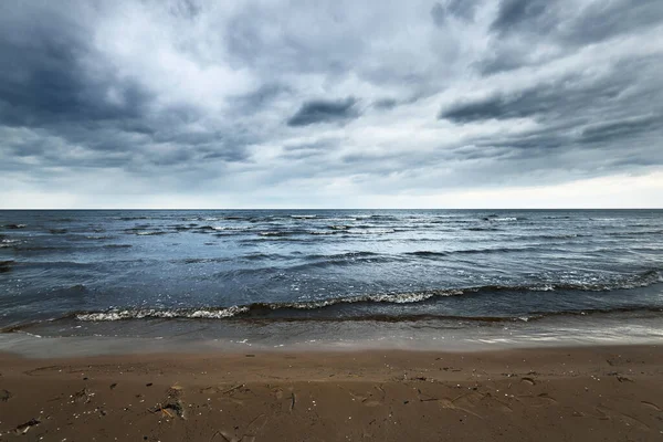 Nuvole Tempesta Sopra Riva Sabbiosa Del Mar Baltico Primavera Cielo — Foto Stock