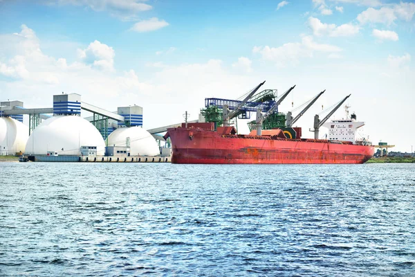 Gran Nave Grúa Carga Roja Primer Plano Puerto Riga Mar — Foto de Stock