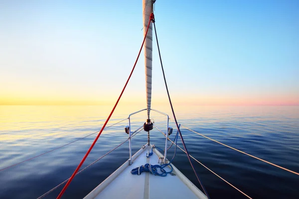 Eau Calme Yacht Blanc Naviguant Coucher Soleil Une Vue Pont — Photo