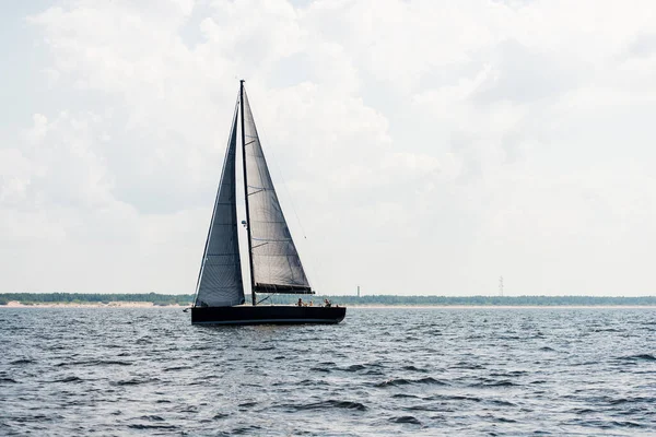 Sloop Equipado Iate Navegando Dia Claro Vista Perto Mastro Velas — Fotografia de Stock