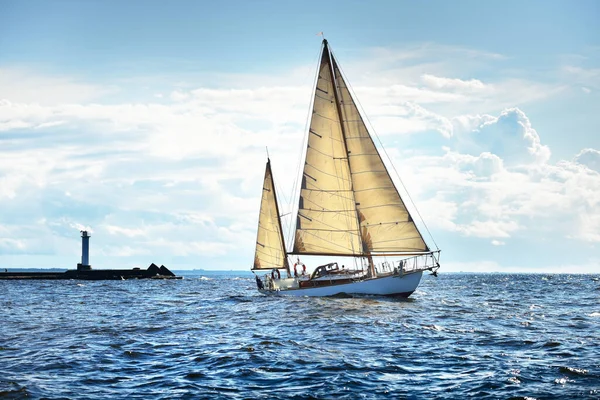 Vintage Barca Vela Legno Bianco Naviga Una Giornata Nuvolosa Faro — Foto Stock