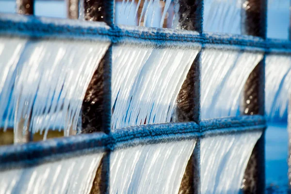 Cubierto Nieve Viejo Muelle Oxidado Día Soleado Claro Fragmentos Hielo —  Fotos de Stock