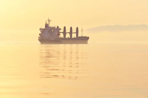 Groot Vrachtkraanschip Bij Zonsondergang Avond Bewolking Fel Zonlicht Oostzee Letland — Stockfoto