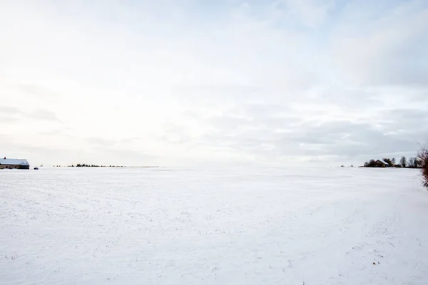 Πανοραμική Θέα Του Άδειου Καλυμμένου Χιόνι Αγροτικού Πεδίου Ηλιοβασίλεμα Βραδινά — Φωτογραφία Αρχείου