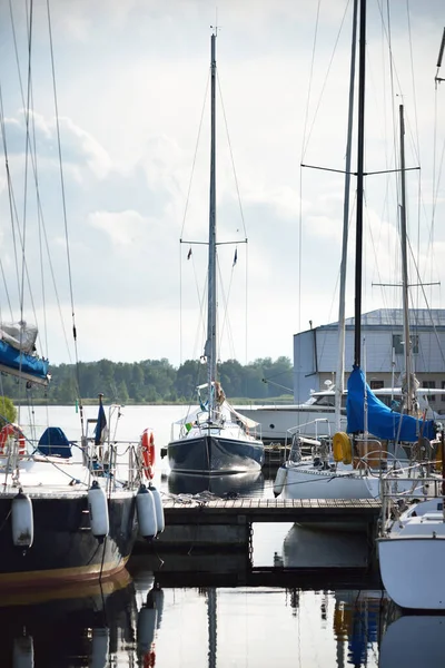 Yachter Och Båtar Förtöjda Till Brygga Klar Sommardag Närbild Reflektioner — Stockfoto