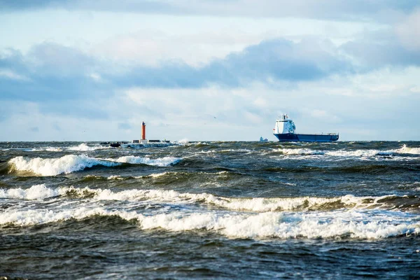 Grande Navio Carga Azul Mar Báltico Ondas Nuvens Tempestuosas Farol — Fotografia de Stock