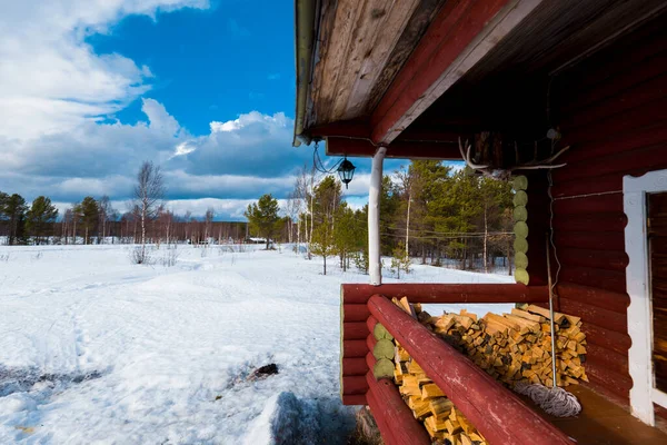 Oud Rood Rustiek Houten Huis Besneeuwde Heuvel Close Dennenbos Achtergrond — Stockfoto