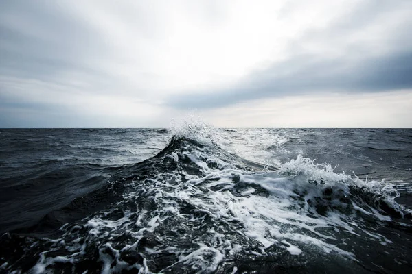 嵐の天気 冷たい波と北の海の上の雲の多く ノルウェー — ストック写真