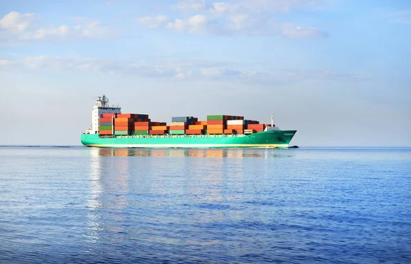 Großes Grünes Containerschiff Und Das Ruhige Wasser Der Ostsee Einem — Stockfoto