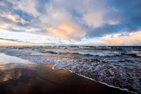 Цветной Зимний Закат Холодные Бурные Волны Облака Над Северным Морем — стоковое фото