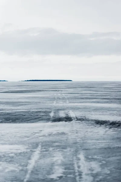 Kış Manzarası Donmuş Karla Kaplı Göl Manzarası Arka Planda Orman — Stok fotoğraf