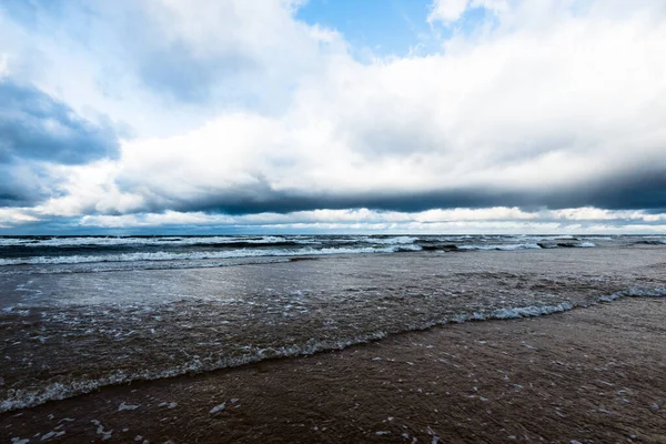 Automne Nuages Orageux Dessus Mer Vagues Éclaboussures Eau Lumière Chaude — Photo