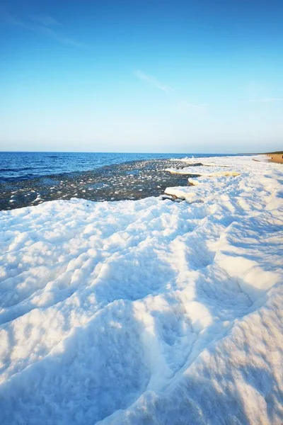 晴れた日に冷凍バルト海の海岸 雪のテクスチャを閉じるまで 青い空だ 絵のように美しい冬の風景 コンセプトイメージ 気候変動 地球温暖化 — ストック写真